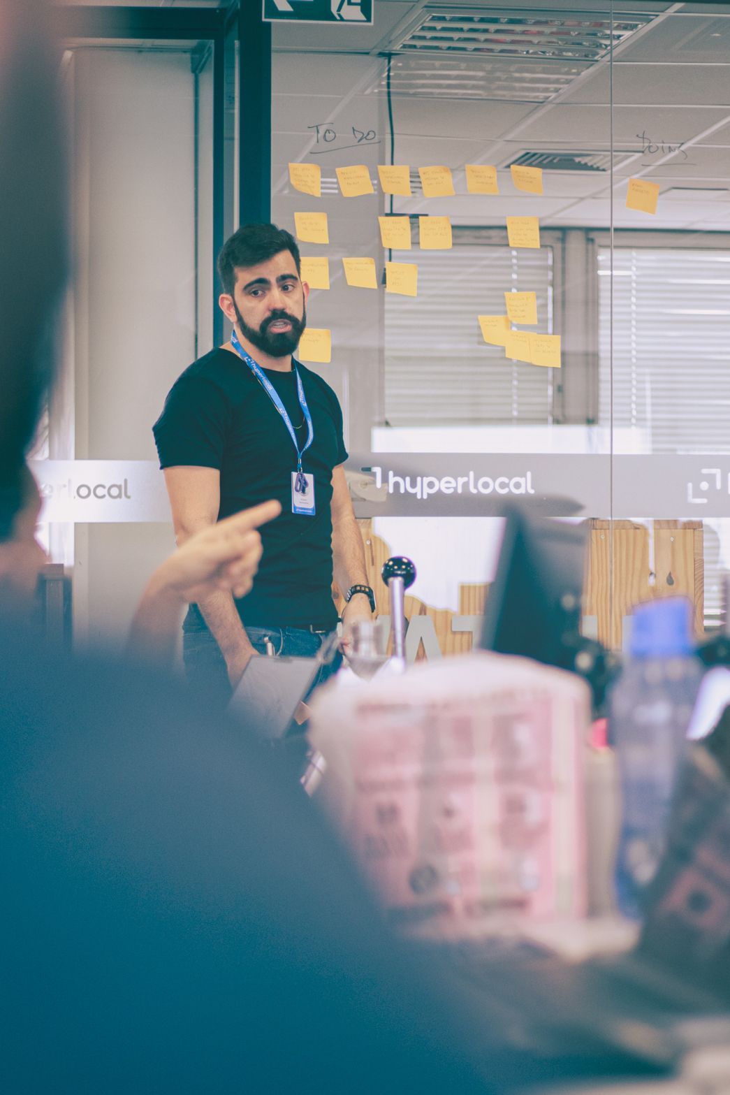 Victor Sorroche em ambiente de trabalho